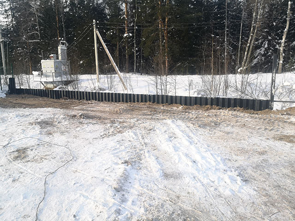 Укрепление берега ручья и устройство подпорной стены из ПВХ шпунта