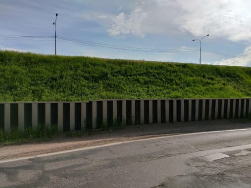 Подпорная стенка для укрепления откоса вдоль дорожного полотна